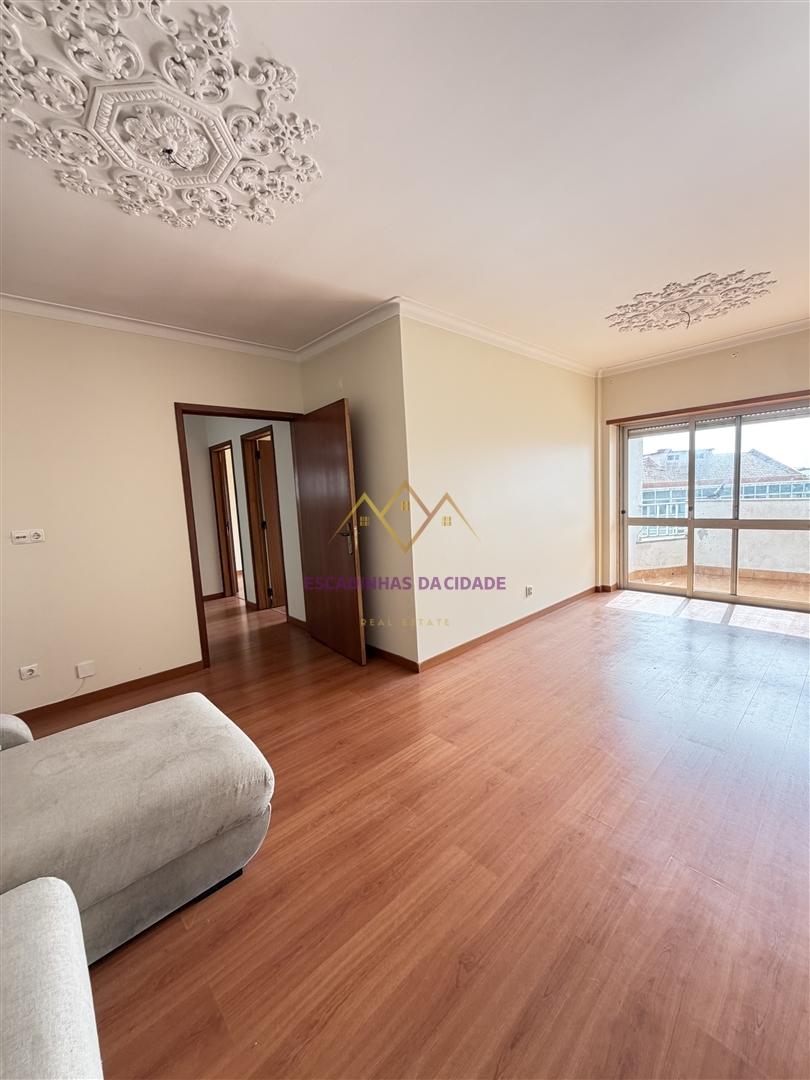 T2 com varanda em Queluz perto do Comboio