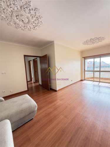 T2 com varanda em Queluz perto do Comboio