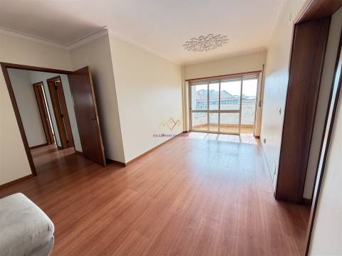 T2 com varanda em Queluz perto do Comboio