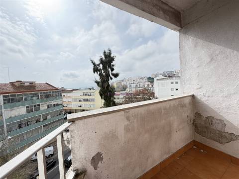 T2 com varanda em Queluz perto do Comboio