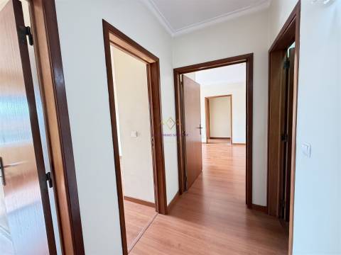 T2 com varanda em Queluz perto do Comboio