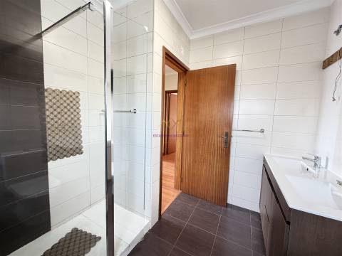 T2 com varanda em Queluz perto do Comboio