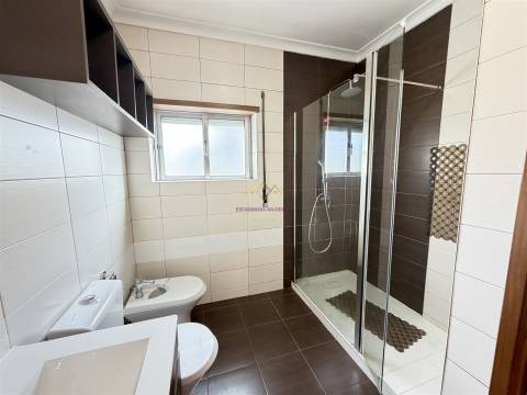 T2 com varanda em Queluz perto do Comboio