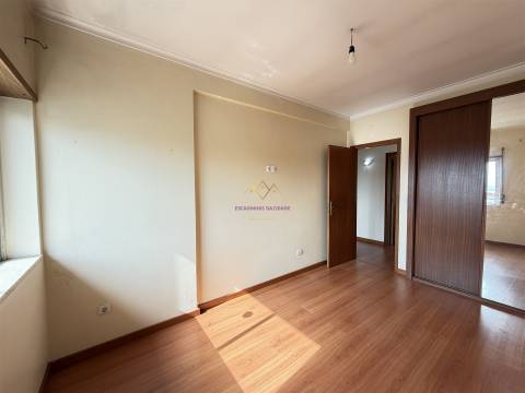 T2 com varanda em Queluz perto do Comboio