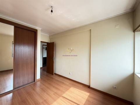 T2 com varanda em Queluz perto do Comboio