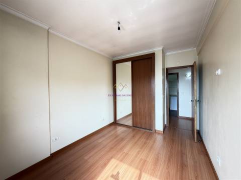 T2 com varanda em Queluz perto do Comboio