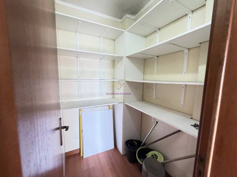 T2 com varanda em Queluz perto do Comboio