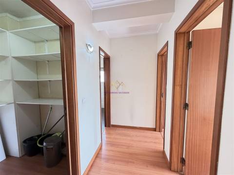 T2 com varanda em Queluz perto do Comboio