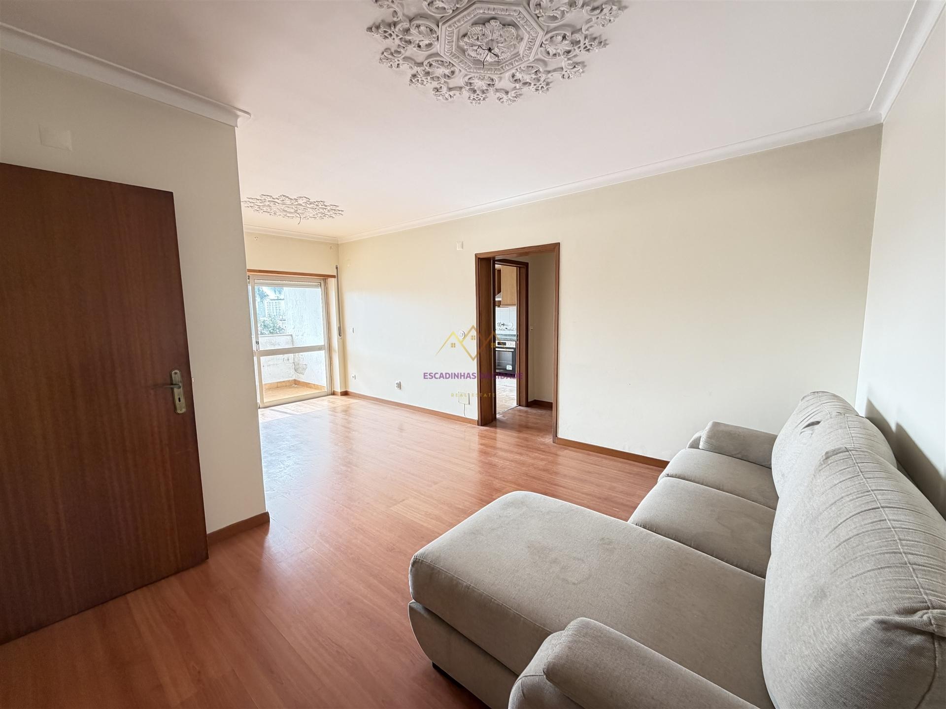 T2 com varanda em Queluz perto do Comboio