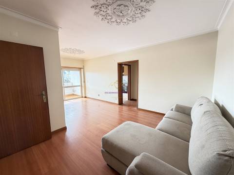 T2 com varanda em Queluz perto do Comboio