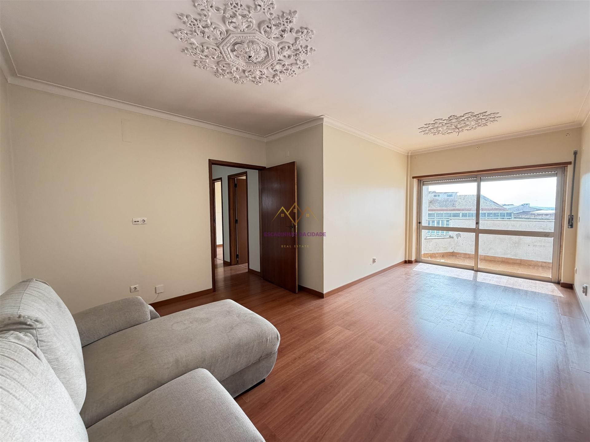 T2 com varanda em Queluz perto do Comboio