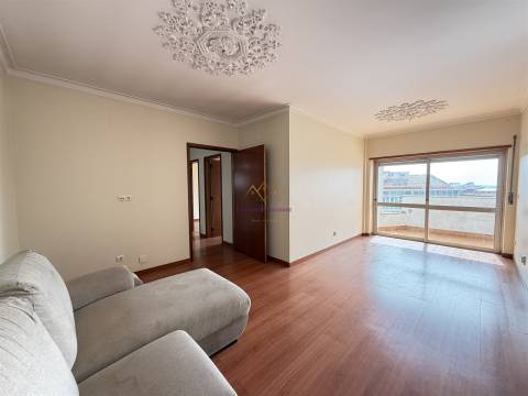 T2 com varanda em Queluz perto do Comboio