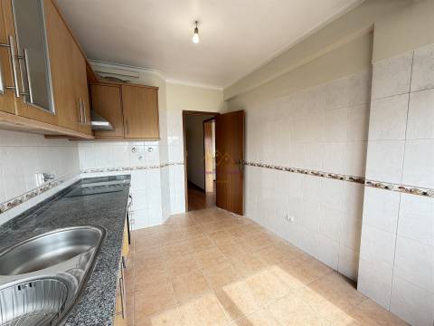 T2 com varanda em Queluz perto do Comboio