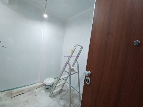 Apartamento T1 remodelado a estrear na Damaia