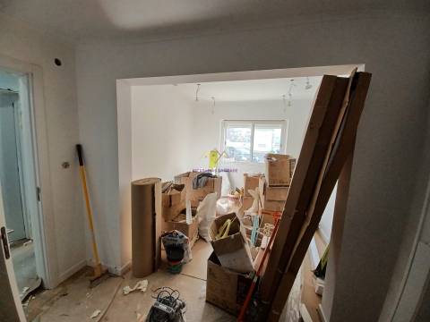 Apartamento T1 remodelado a estrear na Damaia