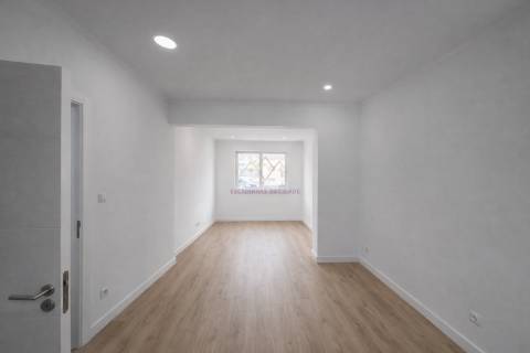 Apartamento T1 remodelado a estrear na Damaia