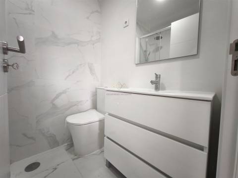 Apartamento T1 remodelado a estrear na Damaia
