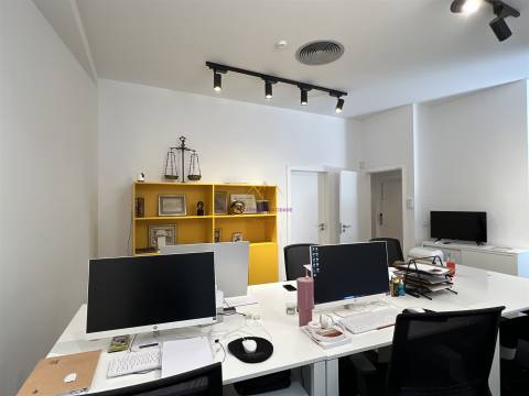 Loja / escritório para arrendamento na Praça do Bocage, em Setúbal