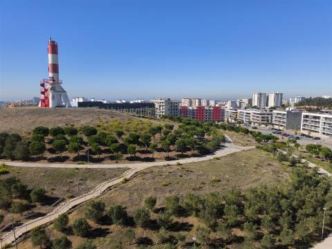 Elegância e Conforto em Carnaxide: T2 com Varandas, 2 Lugares de Garagem e Piscina