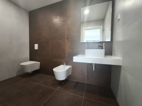 Elegância e Conforto em Carnaxide: T2 com Varandas, 2 Lugares de Garagem e Piscina