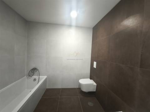 Elegância e Conforto em Carnaxide: T2 com Varandas, 2 Lugares de Garagem e Piscina