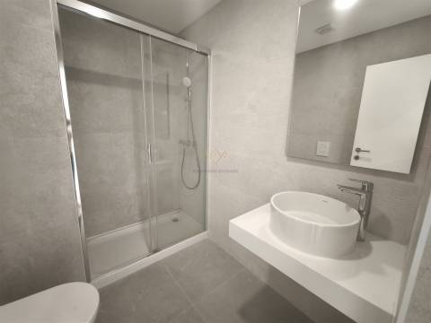 Elegância e Conforto em Carnaxide: T2 com Varandas, 2 Lugares de Garagem e Piscina