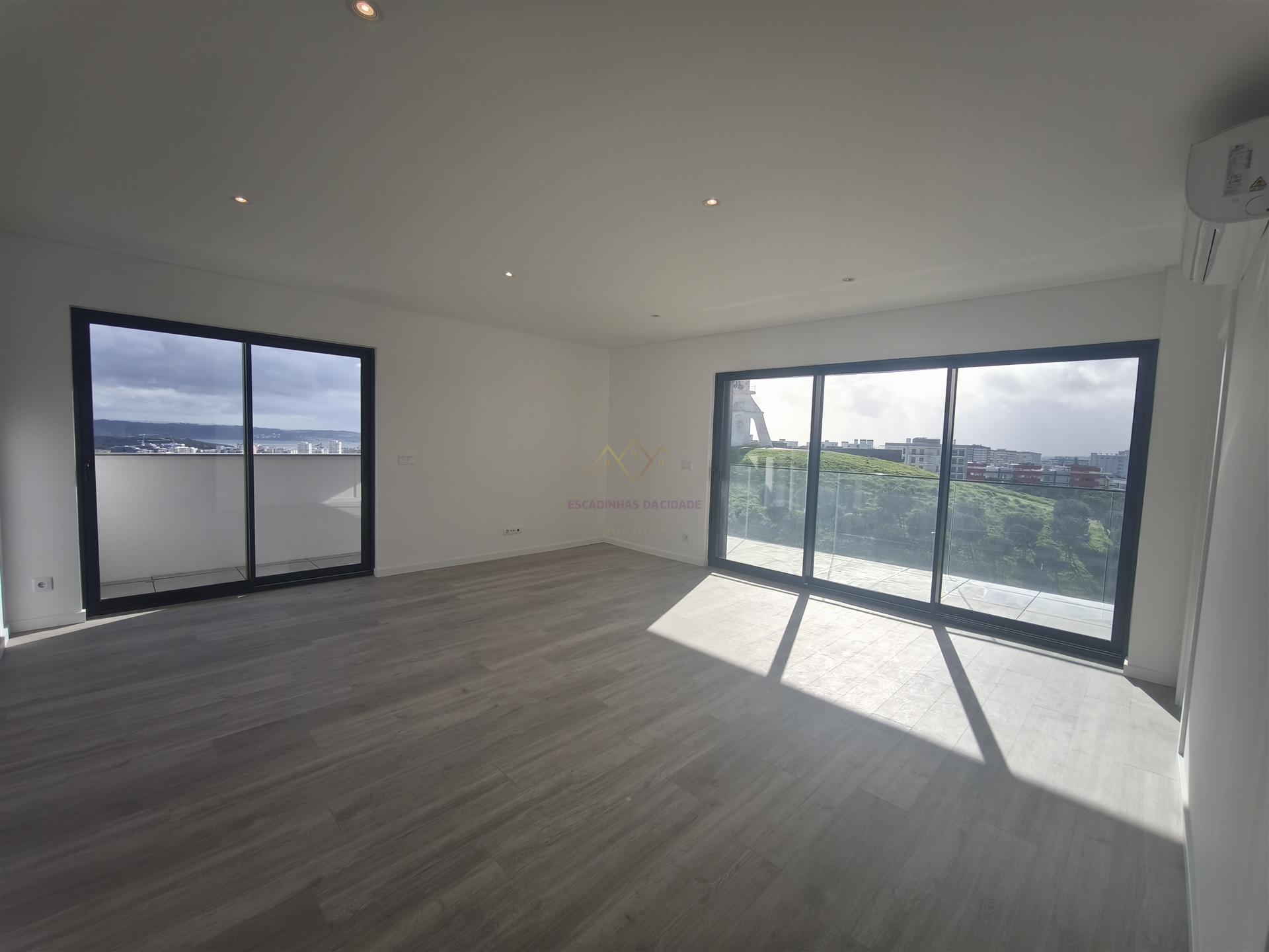 Elegância e Conforto em Carnaxide: T2 com Varandas, 2 Lugares de Garagem e Piscina