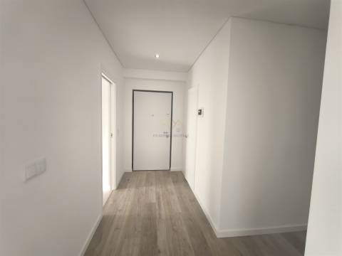 Elegância e Conforto em Carnaxide: T2 com Varandas, 2 Lugares de Garagem e Piscina