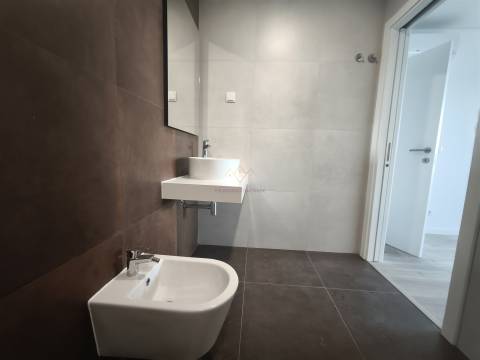 Elegância e Conforto em Carnaxide: T2 com Varandas, 2 Lugares de Garagem e Piscina