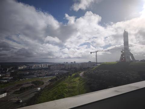 Elegância e Conforto em Carnaxide: T2 com Varandas, 2 Lugares de Garagem e Piscina