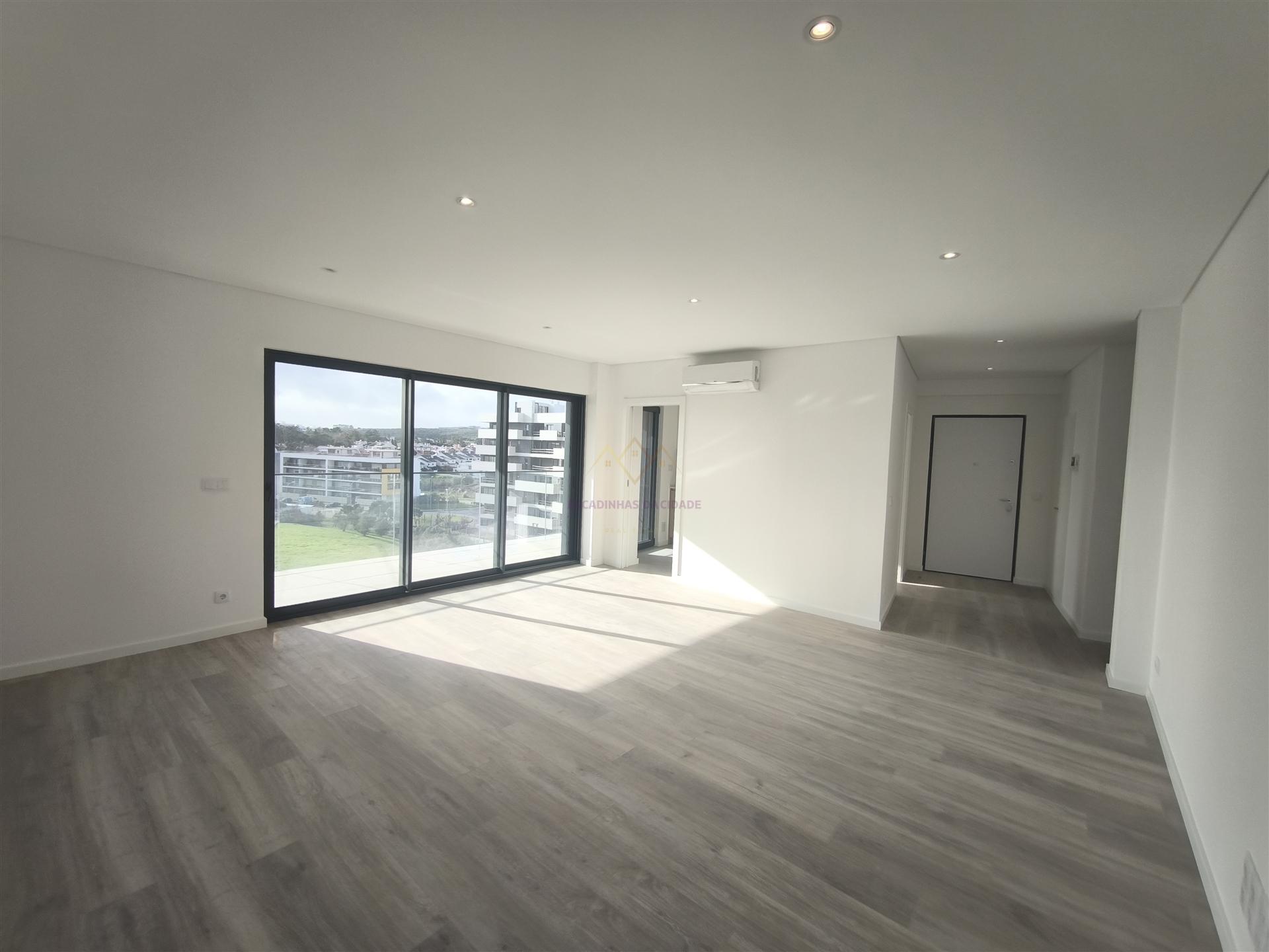 Elegância e Conforto em Carnaxide: T2 com Varandas, 2 Lugares de Garagem e Piscina