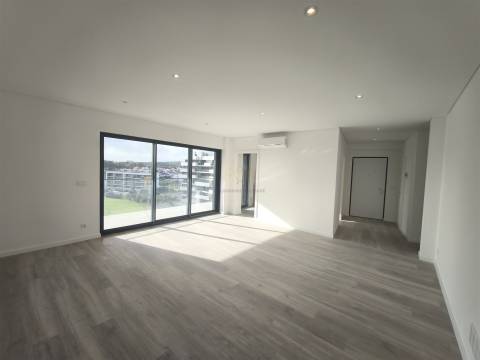 Elegância e Conforto em Carnaxide: T2 com Varandas, 2 Lugares de Garagem e Piscina