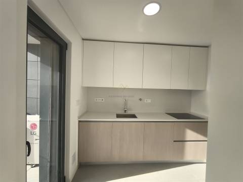 Elegância e Conforto em Carnaxide: T2 com Varandas, 2 Lugares de Garagem e Piscina