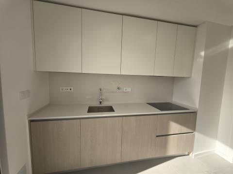 Elegância e Conforto em Carnaxide: T2 com Varandas, 2 Lugares de Garagem e Piscina