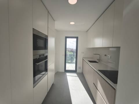 Elegância e Conforto em Carnaxide: T2 com Varandas, 2 Lugares de Garagem e Piscina