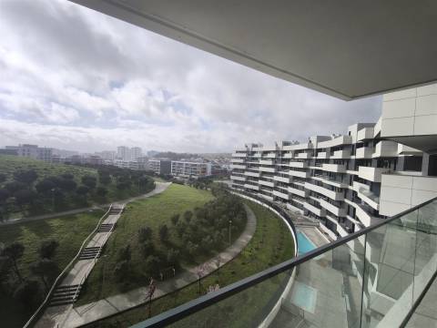 Elegância e Conforto em Carnaxide: T2 com Varandas, 2 Lugares de Garagem e Piscina