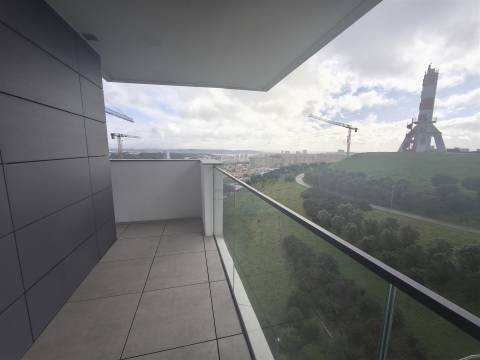 Elegância e Conforto em Carnaxide: T2 com Varandas, 2 Lugares de Garagem e Piscina