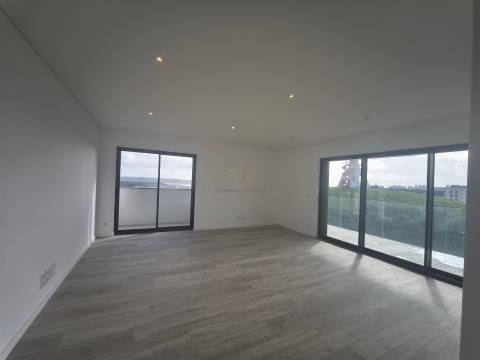 Elegância e Conforto em Carnaxide: T2 com Varandas, 2 Lugares de Garagem e Piscina