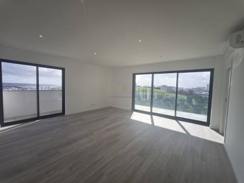 Elegância e Conforto em Carnaxide: T2 com Varandas, 2 Lugares de Garagem e Piscina