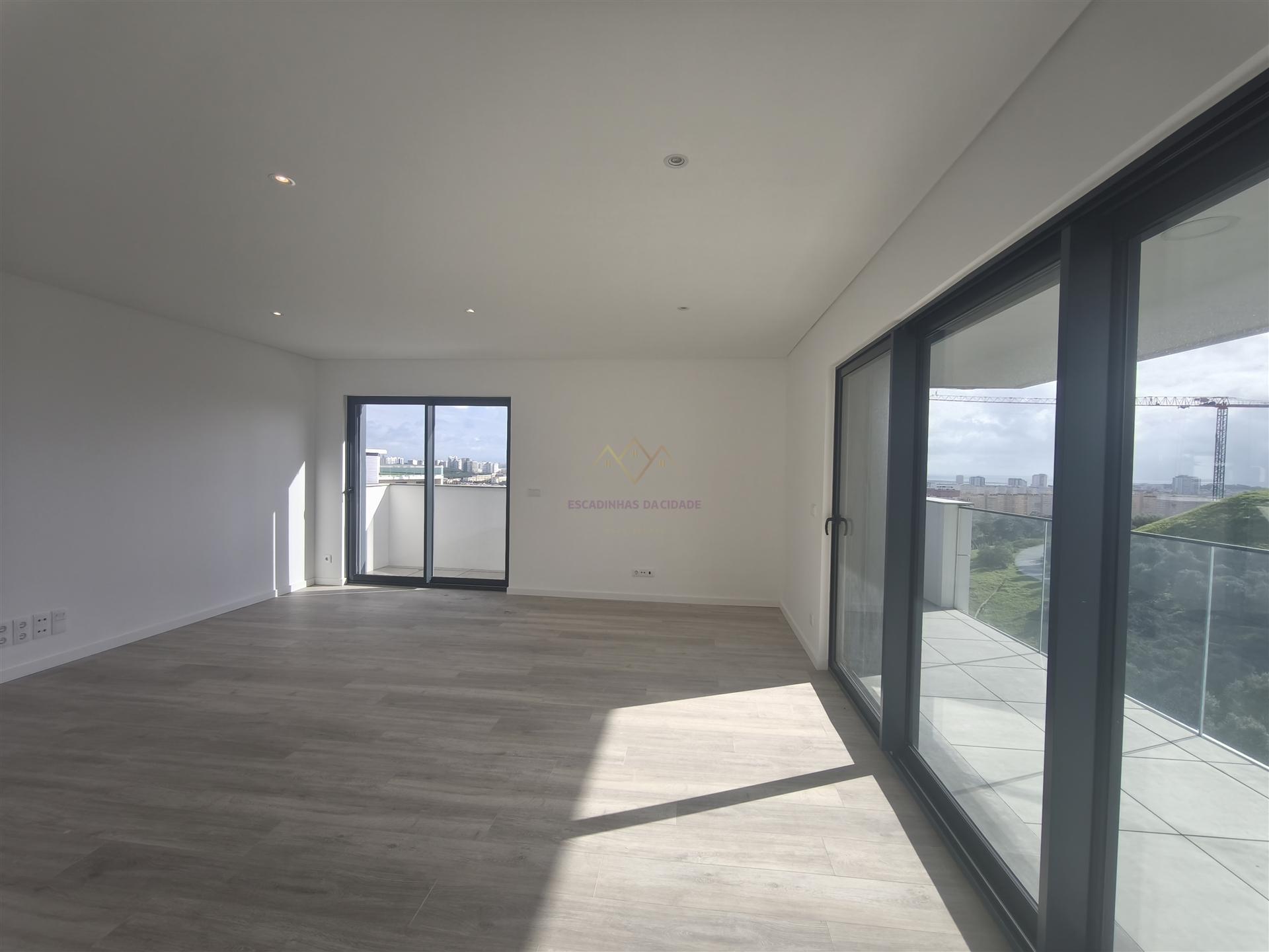 Elegância e Conforto em Carnaxide: T2 com Varandas, 2 Lugares de Garagem e Piscina