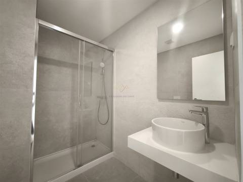 Elegância e Conforto em Carnaxide: T2 com Varandas, 2 Lugares de Garagem e Piscina