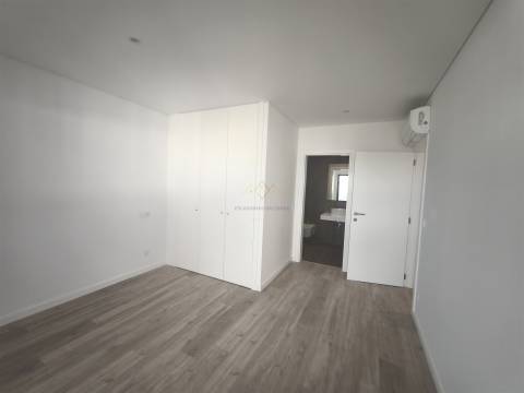 Elegância e Conforto em Carnaxide: T2 com Varandas, 2 Lugares de Garagem e Piscina