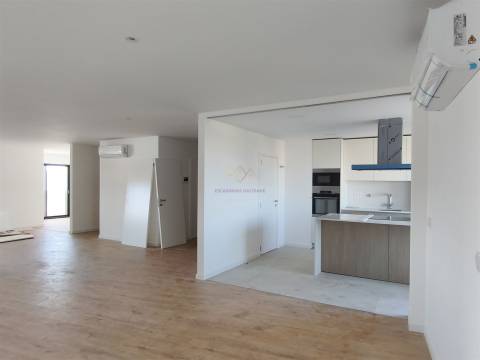 Penthouse T5 com varandas, 2 Garagens Box e Arrecadação, em Empreendimento c/ Piscina e Pq. Infantil