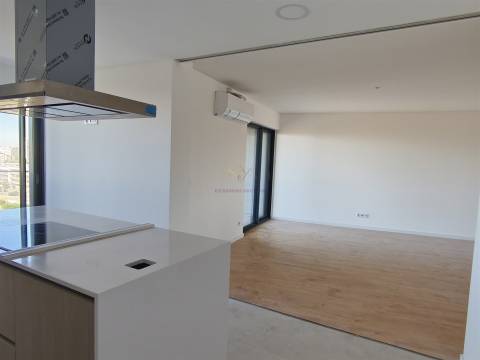 Penthouse T5 com varandas, 2 Garagens Box e Arrecadação, em Empreendimento c/ Piscina e Pq. Infantil
