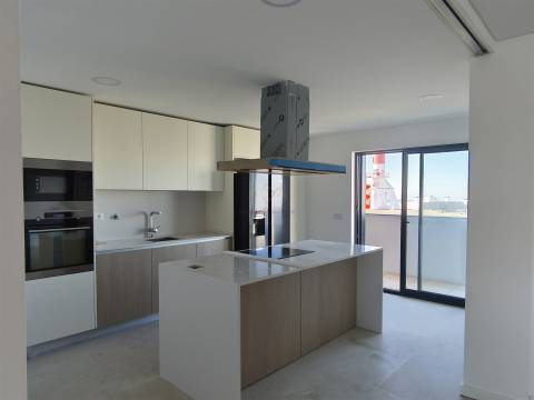 Penthouse T5 com varandas, 2 Garagens Box e Arrecadação, em Empreendimento c/ Piscina e Pq. Infantil
