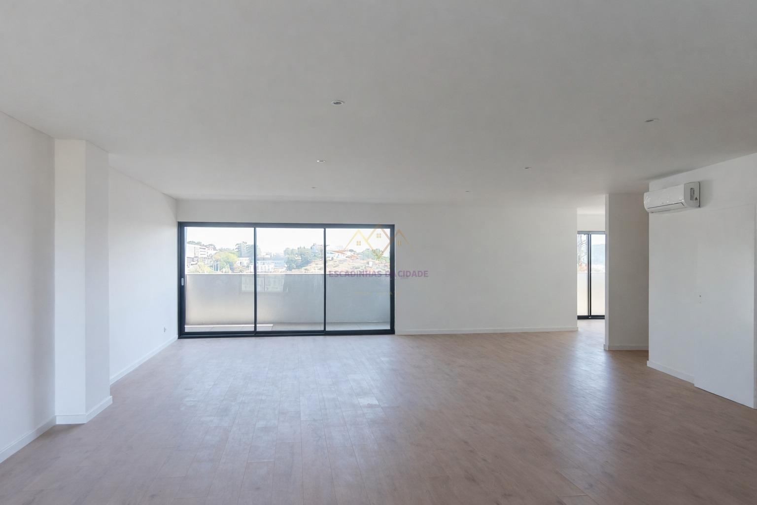Penthouse T5 com varandas, 2 Garagens Box e Arrecadação, em Empreendimento c/ Piscina e Pq. Infantil