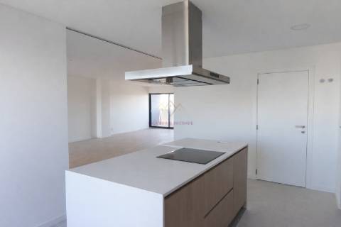 Penthouse T5 com varandas, 2 Garagens Box e Arrecadação, em Empreendimento c/ Piscina e Pq. Infantil