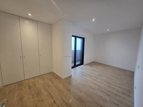 Penthouse T5 com varandas, 2 Garagens Box e Arrecadação, em Empreendimento c/ Piscina e Pq. Infantil