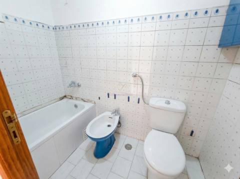 T3 Luminoso com Varandas e Arrecadação no Coração de Carnaxide