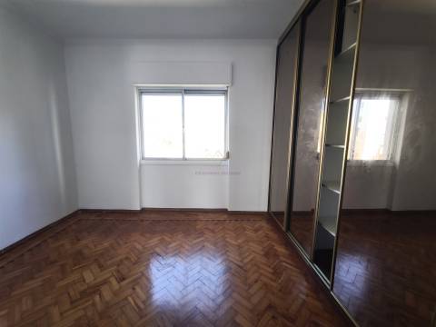 T3 Luminoso com Varandas e Arrecadação no Coração de Carnaxide